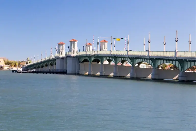 Bridge of Lions vista lateralmente sobre o rio em St. Augustine, Flórida, em dia claro