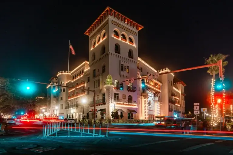 Casa Monica Hotel iluminado à noite no centro histórico de St. Augustine, Flórida