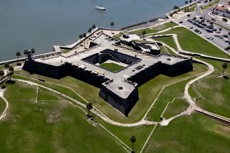 Vista aérea do Castillo de San Marcos em St. Augustine mostrando o formato de estrela e o mar