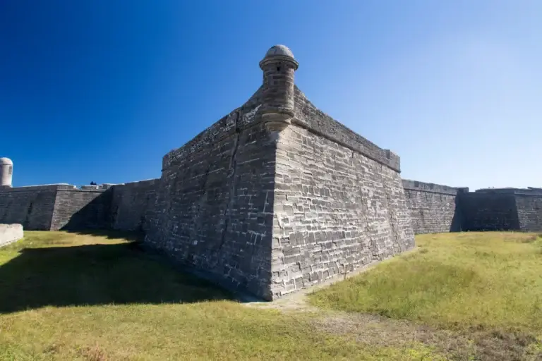 Muralha de pedra do Castillo de San Marcos em St. Augustine com torre de vigia ao topo