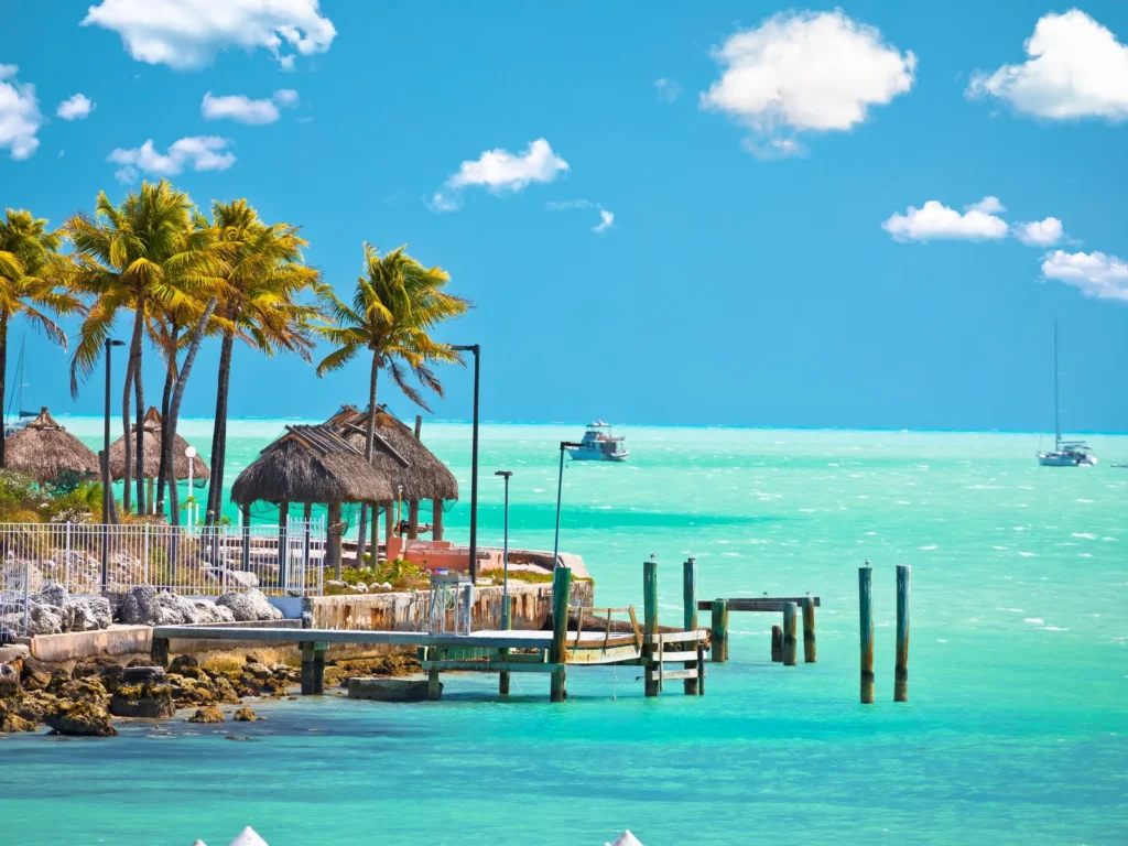 Praia com coqueiros e águas turquesa em Islamorada, nos Florida Keys